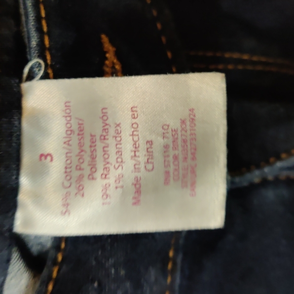 ***No Boundaries Destructed Cut Off Jeans - Picture 4 of 5